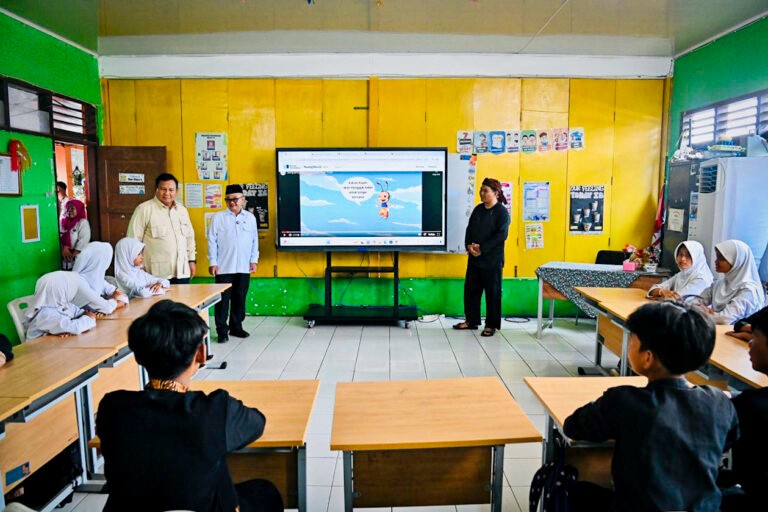 Pemerintah Targetkan 330 Ribu Sekolah Dapat Smart TV, 100 Ribu Unit Dibagikan Tahun Ini